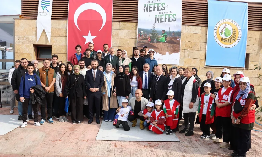 Rize’de de doğa dostları fidanları toprakla buluşturmak için bir araya geldi