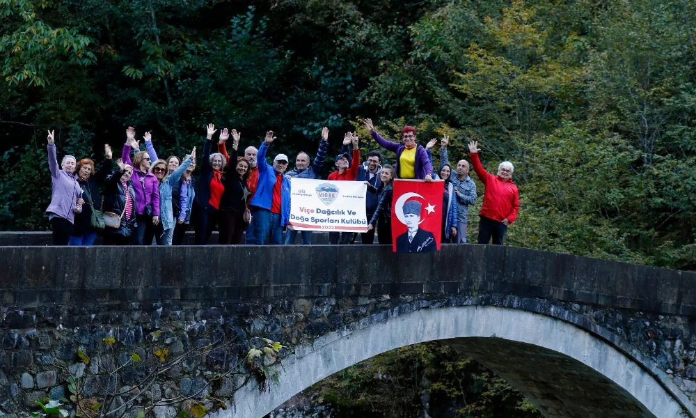 Rizeli Gezginler Hemşin’de Tarihi Dokulara Hayran Kaldı