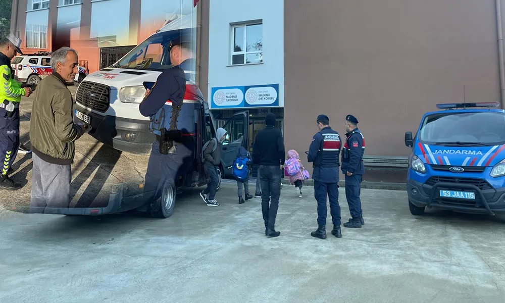 RİZE İL JANDARMA KOMUTANLIĞI OKUL ÇEVRELERİNDE “HUZUR VE GÜVEN” UYGULAMASI GERÇEKLEŞTİRDİ