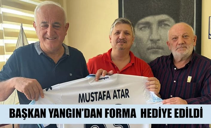 Başkan Yangın desteğinden dolayı forma hediye etti