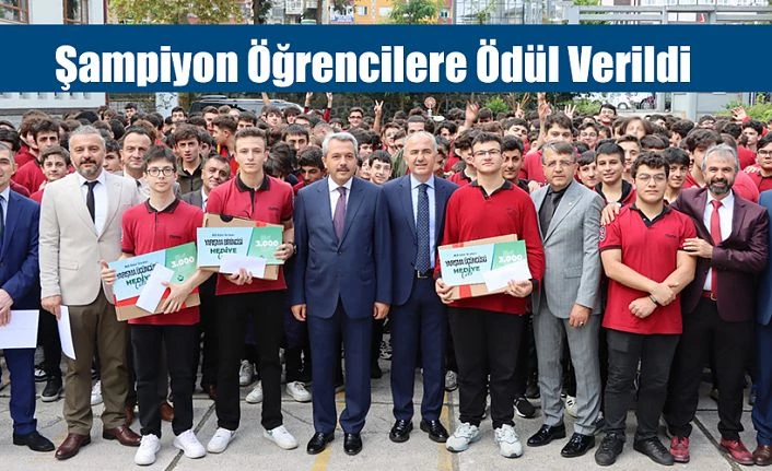 Şampiyon Öğrencilere Ödülleri Verildi.